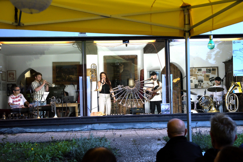 AMIRA B + BAND